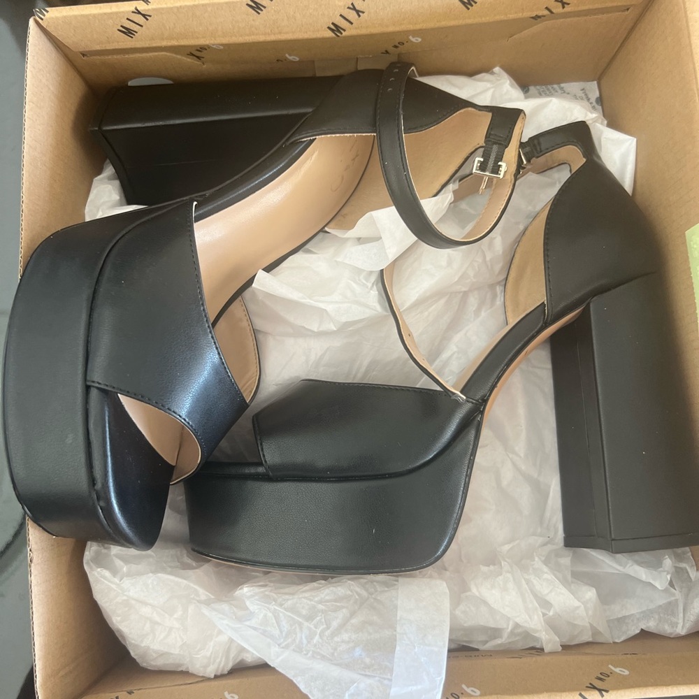 9 1/2 size …Mix no. 6 platform heels… worn once